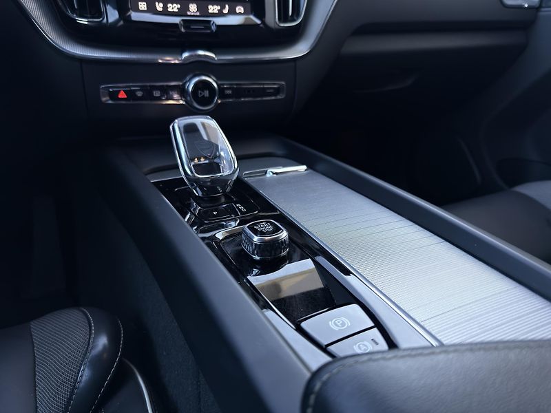 Volvo XC60 B5 AWD // PLUS DARK // 1.maj.  - fotka 19 z 44