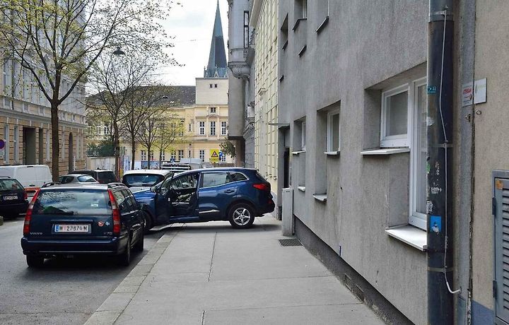 Auto může chodník přejet například při výjezdu z garáže. Chodce přitom nesmí ohrozit.