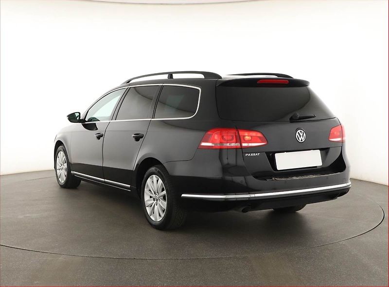 Volkswagen Passat (2012) 1.6 TDI, Xenony, Park. senzory - fotka 4 z 18