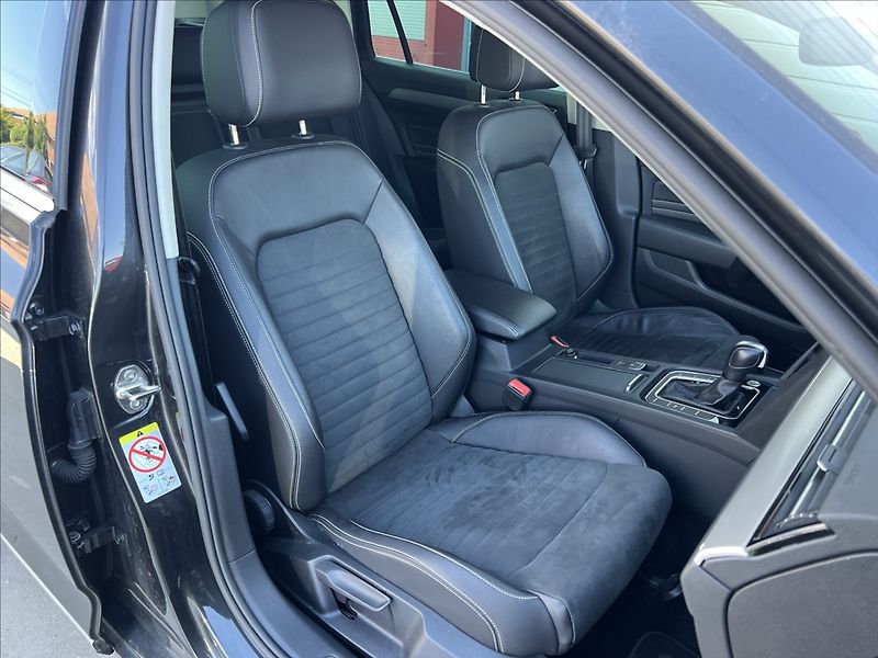 Volkswagen Passat 2,0 TDi DSG ELEGANCE MATRIX - fotka 22 z 32