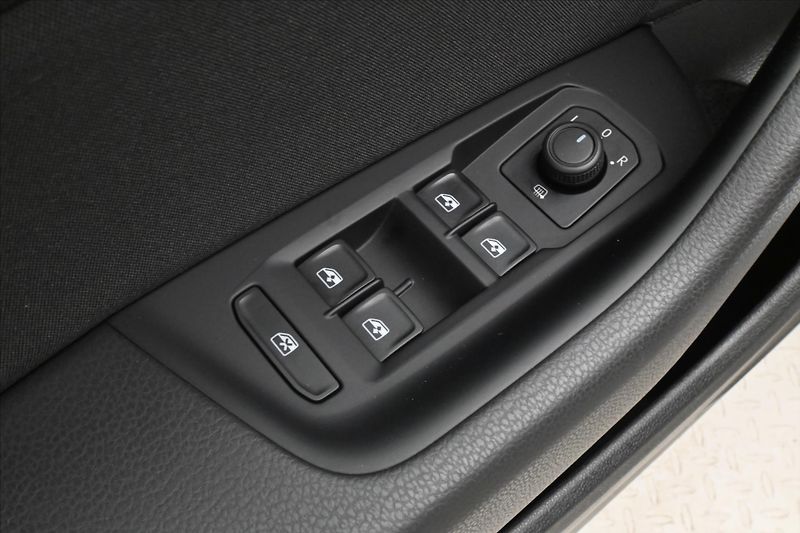 Volkswagen Passat 2,0 TDI 110 kW DSG Business Zá - fotka 25 z 31