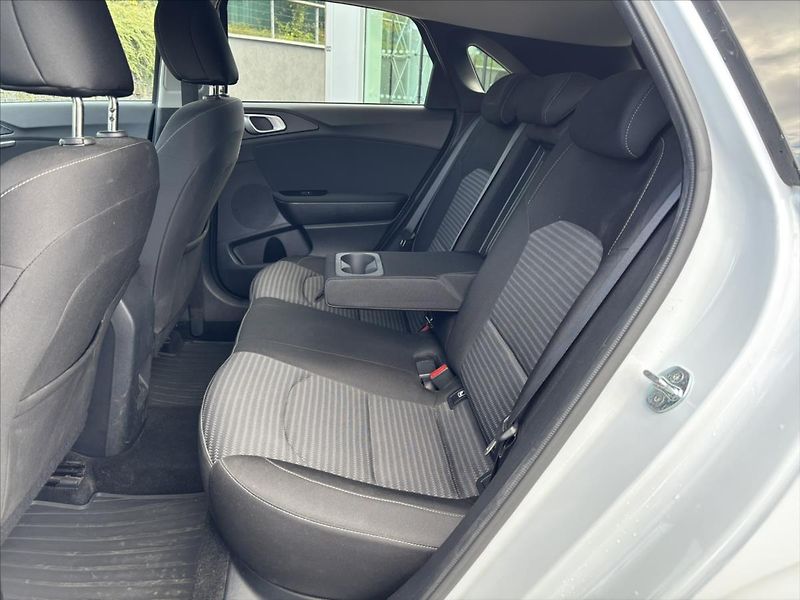 Kia Ceed 1,5 TGDi AT TOP ZÁRUKA CARPLAY - fotka 12 z 42