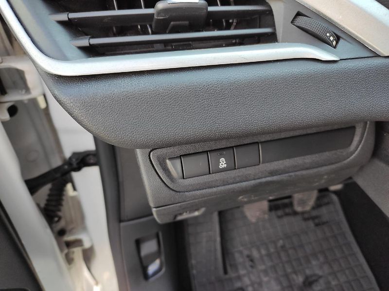 Peugeot 208 (2013) 1.2i 92k MAN5 nové CZ po STK - fotka 19 z 22