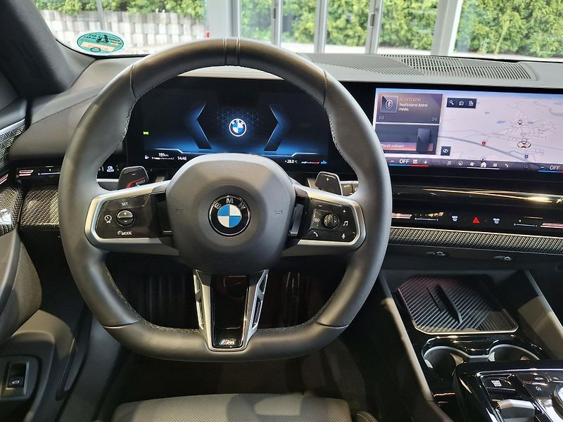 BMW Řada 5 540d xDrive Touring M-Sport  - fotka 11 z 27