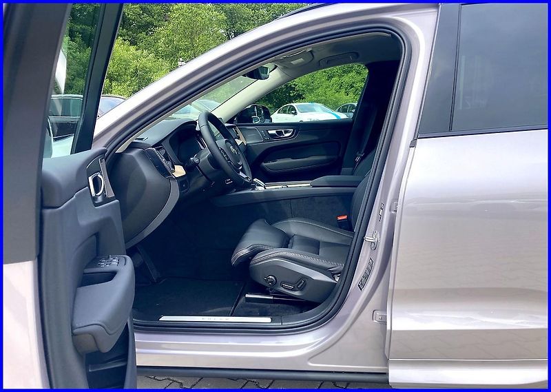 Volvo XC60 (2026) B5AWD PLUS DARK+4SERVIS/ZÁRUKA - fotka 9 z 24