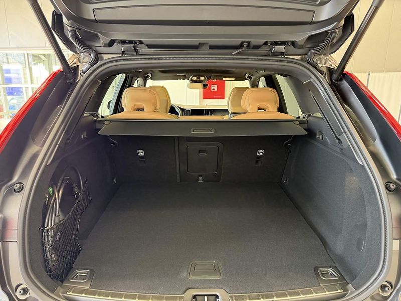 Volvo XC60 (2025) T8 AWD  ULTRA Dark 2025 - fotka 9 z 16