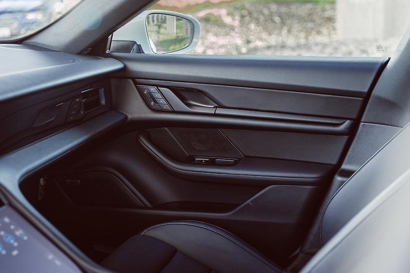 Porsche Taycan (2023) 4S - 7000 KM - VZDUCH, BOSE - fotka 33 z 39