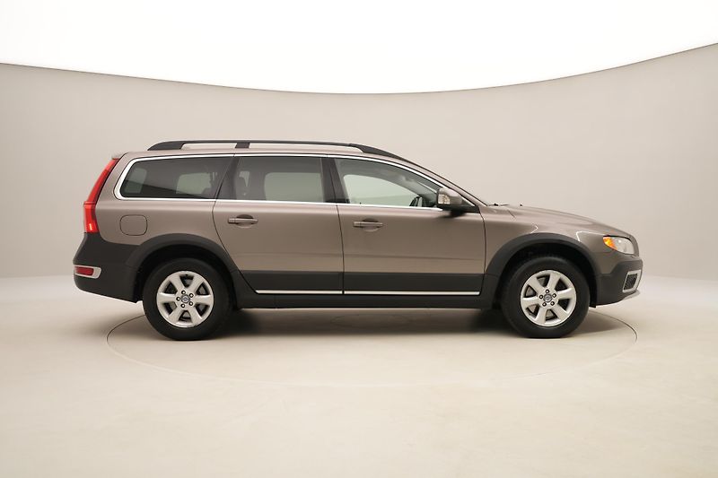 Volvo XC70 D5 AWD SUMMUM REZERVACE - fotka 6 z 49