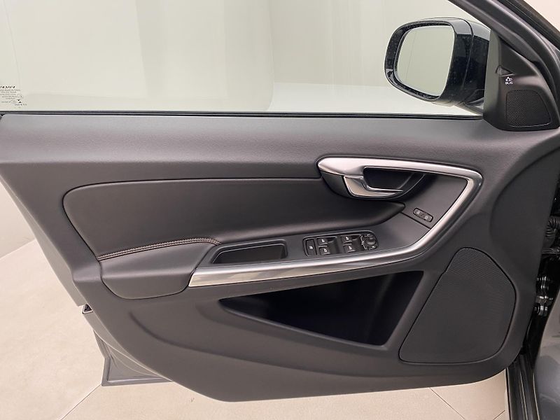 Volvo V60 CC D4 AWD SUMMUM REZERVACE - fotka 7 z 42