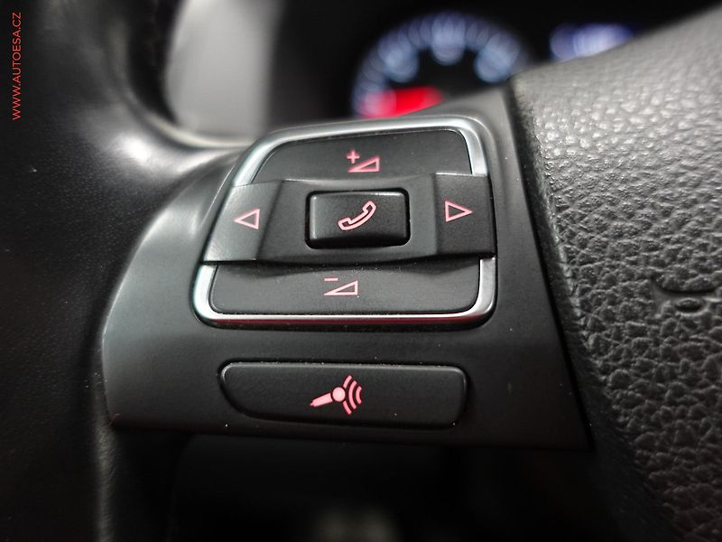 Volkswagen Touran (2011) 1.6TDI, Klima - fotka 15 z 22