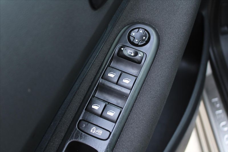 Peugeot 3008 1.6THP 115kW PREMIUM ČR - fotka 25 z 25