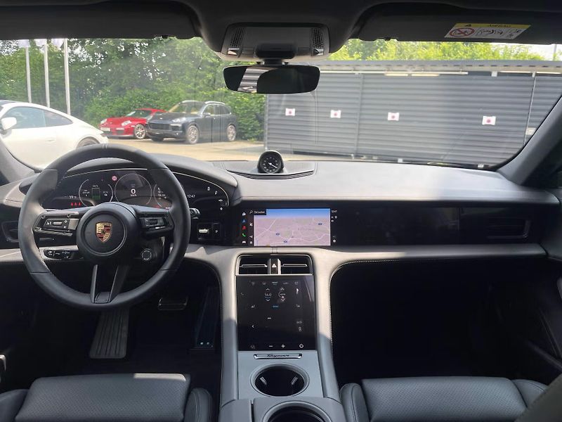 Porsche Taycan Sport Turismo HuD Pano InnoDri - fotka 13 z 26