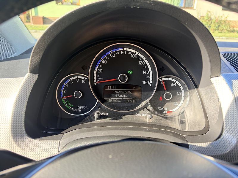Volkswagen e-up! 64kW KAMERA SOH 84% - fotka 17 z 36