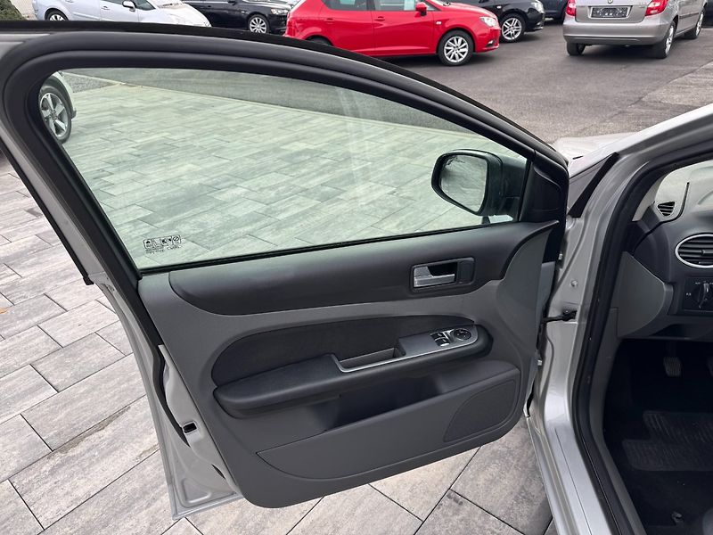 Ford Focus (2011) Trend 1.6 TDCi 80kW - fotka 9 z 31