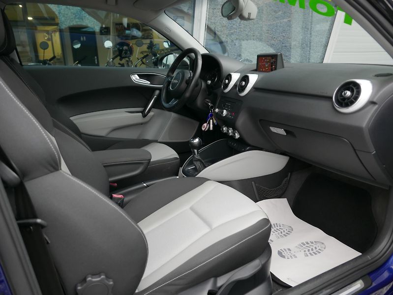 Audi A1 1,4 TFSI S-Line Navi Automat - fotka 23 z 34