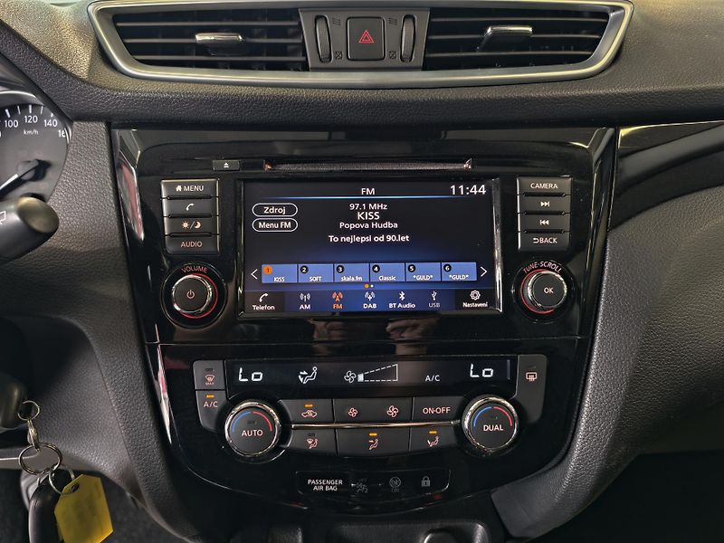 Nissan Qashqai 1.3 DIG-T 103kW KAMERA, PANO - fotka 13 z 25