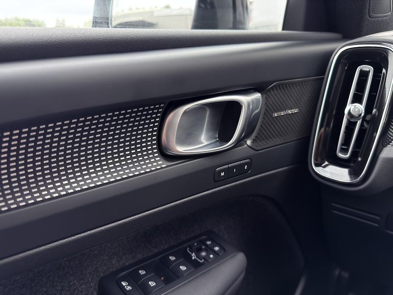 Volvo XC40 B4 FWD // ULTRA // REZERVACE - fotka 23 z 47