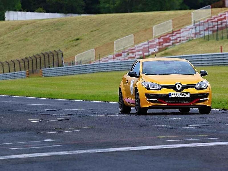 Rychlé Renaulty na Autodromu v Mostě.