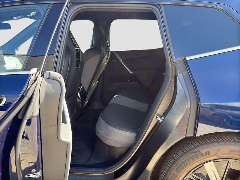 BMW iX xDrive45 - fotka 11 z 16