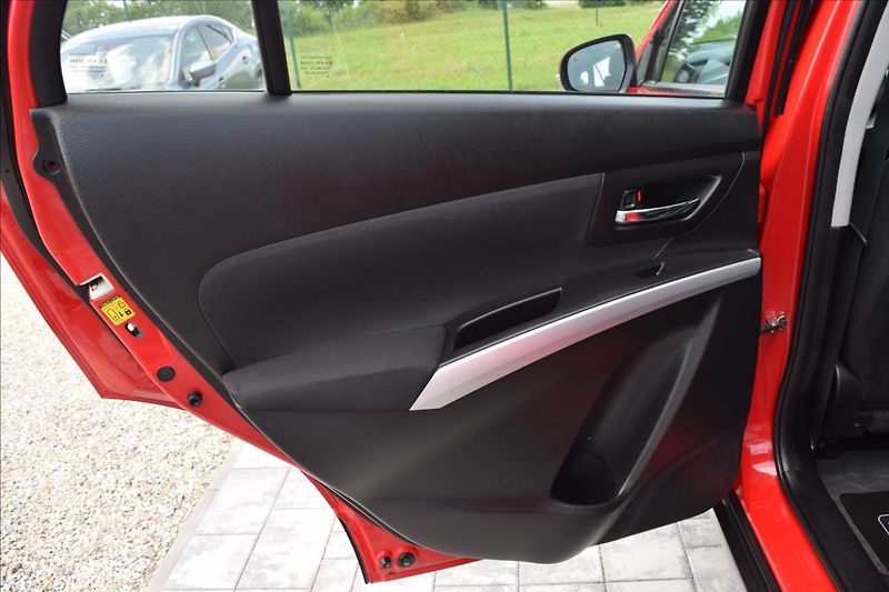 Suzuki SX4 S-Cross 1,6 D 88KW NOVÁ STK TAŽNÉ 4X4 - fotka 24 z 49
