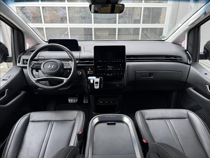 Hyundai Staria 1,6 T HEV 7M  Luxury Panorama - fotka 15 z 26
