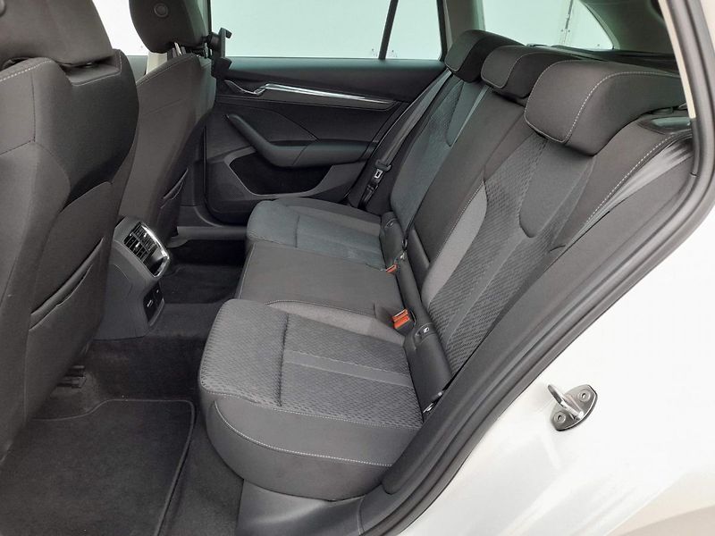 Škoda Octavia COMBI STYLE PLUS 2.0TDI 85KW 7 - fotka 13 z 20