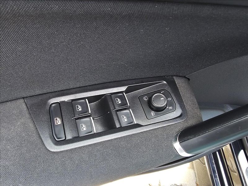Volkswagen Touran 1,4 Tsi 110KW DSG Sound 7MÍST - fotka 24 z 47