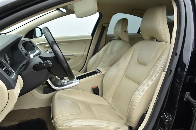Volvo S60 2.0D 120kW MOMENTUM ČR - fotka 10 z 22