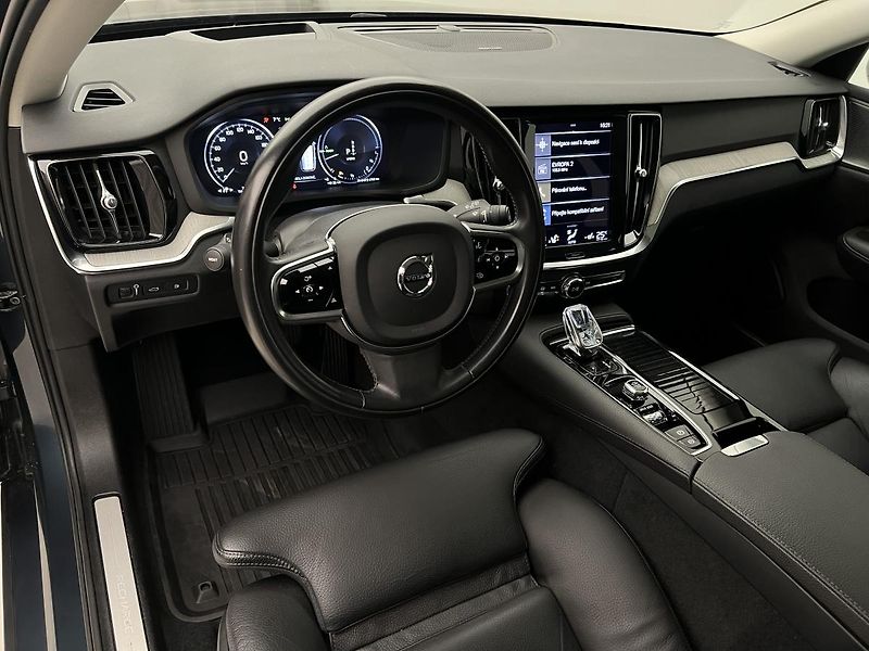 Volvo V60 T6 AWD RECHARGE INSCRIPTION  - fotka 4 z 43