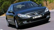 Peugeot 607. Peugeot sice úplně neplatil za výrobce opulentních francouzských limuzín, ale model 607 k nim měl přece blízko. Bohužel však vysoké náklady a jen průměrná spolehlivost mohou za to, že z původního necelého milionu spadla cena pod 60 tisíc.