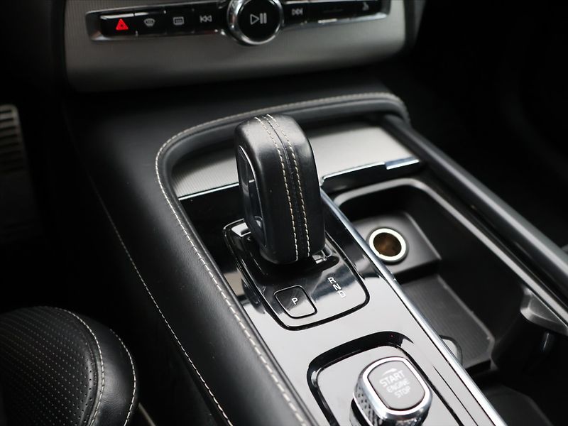 Volvo XC90 2.0 B6 220kW R-Design CZ Aut. - fotka 25 z 36