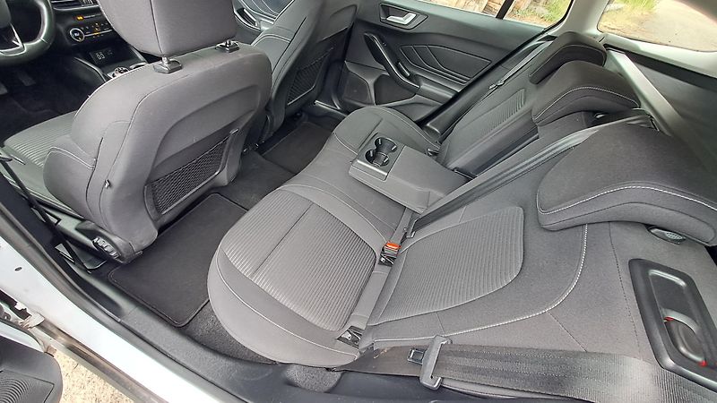 Ford Focus 1.5 EcoBlue Titanium Automat - fotka 13 z 27