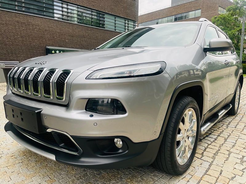 Jeep Cherokee 2.0D 4x4 AUT KAMERA TAŽNÉ LED - fotka 25 z 50