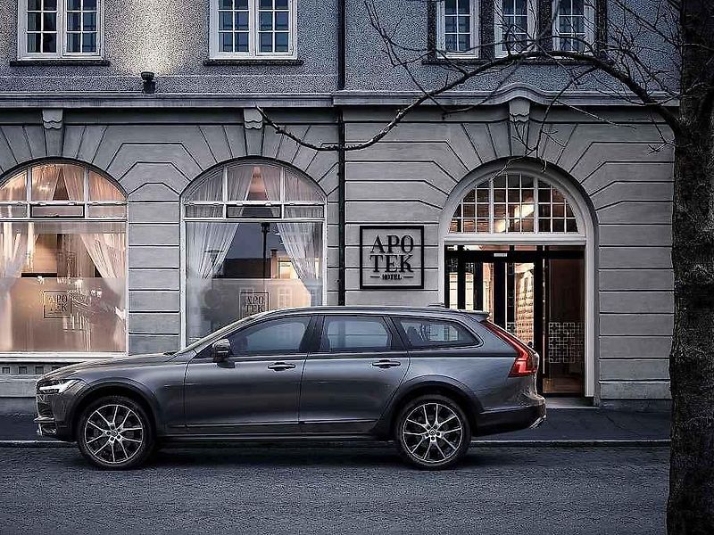 Volvo V90 Cross Country.