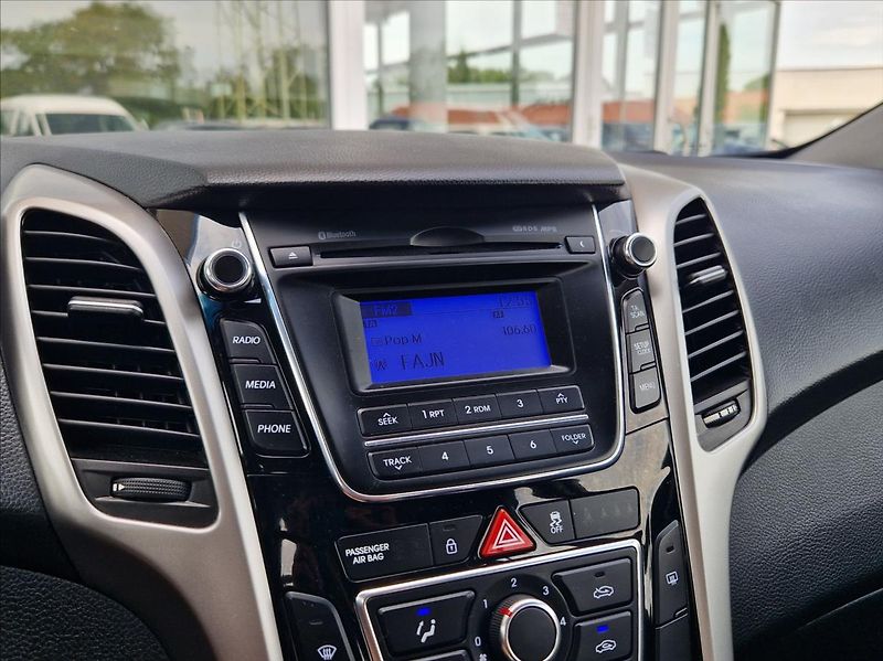 Hyundai i30 1,6 i 1.MAJITEL POUZ AUTORIZAK - fotka 25 z 32