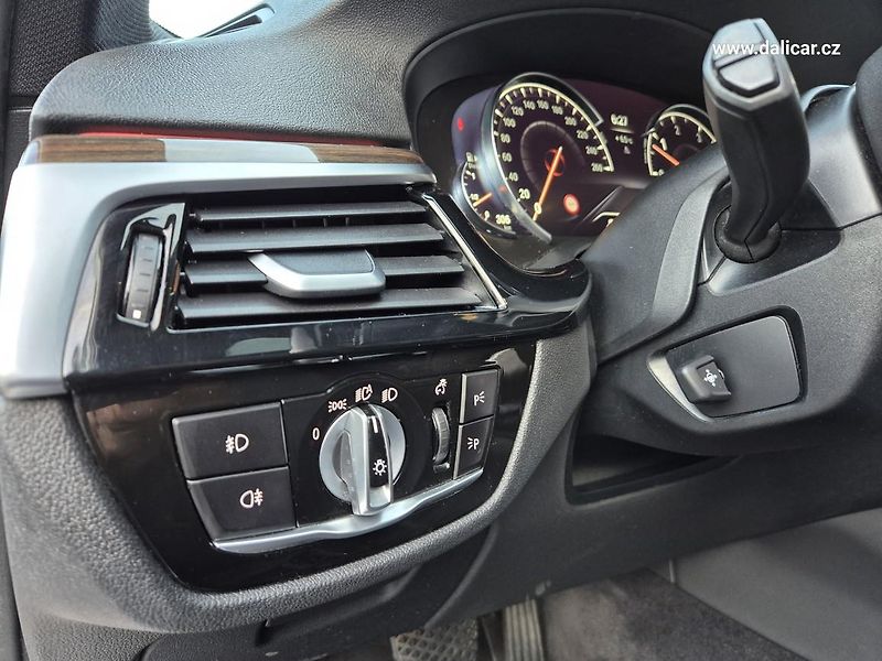 BMW Řada 5 (2017) 530d 195KW xDRIVE MSPORT Line - fotka 33 z 50