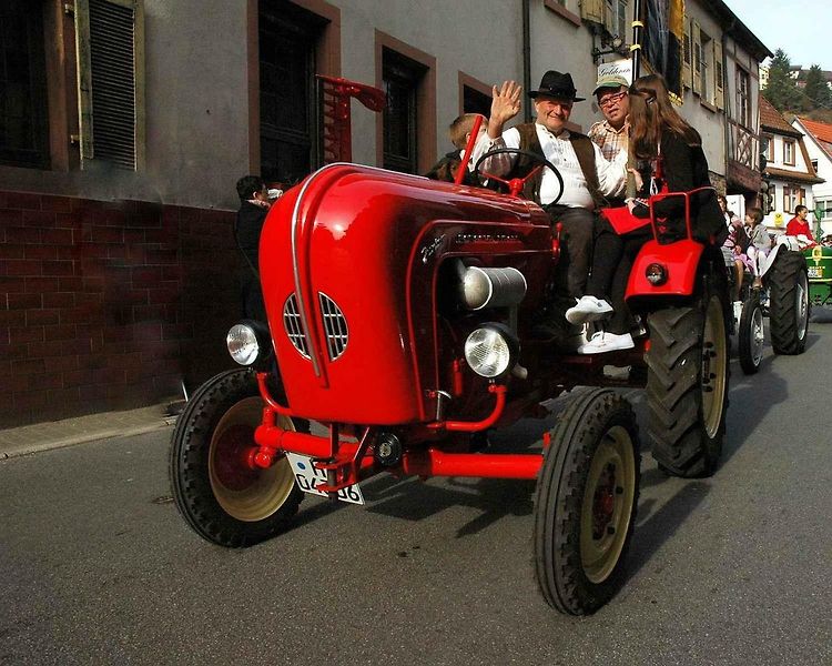 Porsche vyráběl také traktory. Na snímku je Porsche Junior Diesel na zemědělském festivalu Mathaisemarkt v roce 2015.