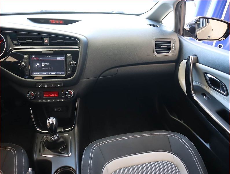 Kia Ceed (2018) 1.6 GDI, Serv.kniha, Navi - fotka 8 z 18