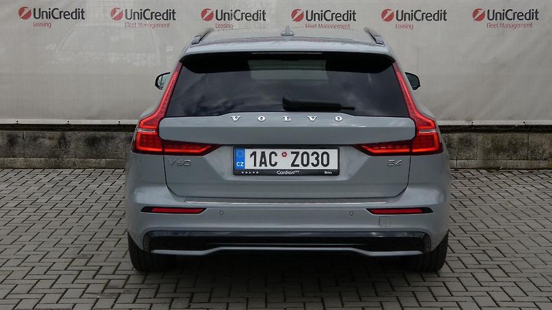 Volvo V60 B4 benzin Plus Dark DCT - fotka 4 z 24