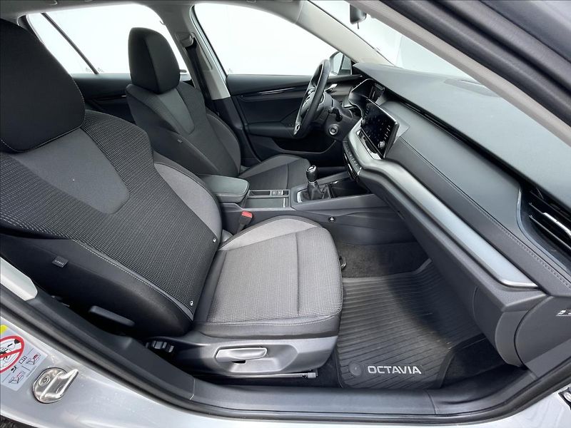 Škoda Octavia 2,0 TDI Combi Ambition Plus - fotka 17 z 21