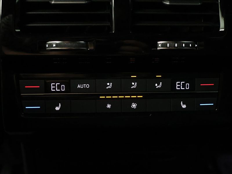 Volkswagen Touareg 3,0 TSI 250 kW 4x4 CZ R-line - fotka 26 z 29