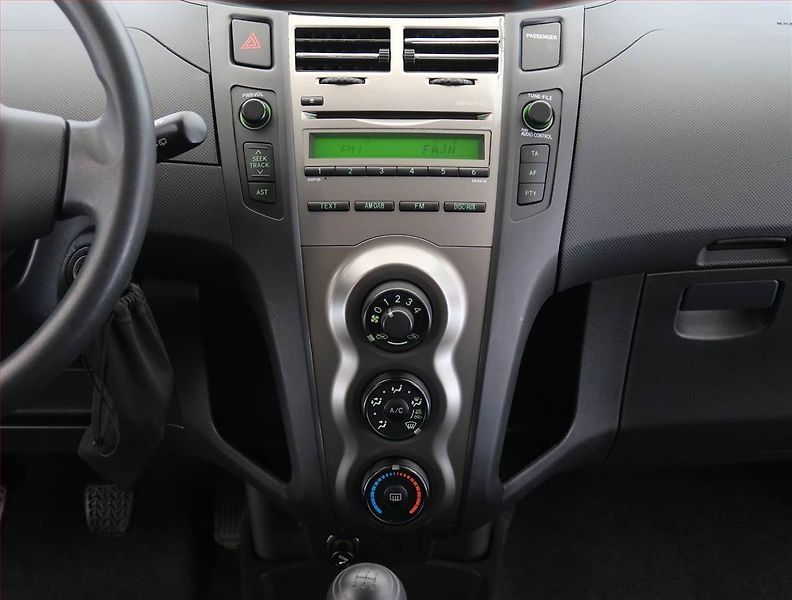 Toyota Yaris (2010) 1.0 VVT-i, Serv.kniha - fotka 12 z 15