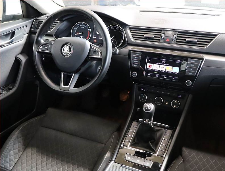 Škoda Superb (2015) Style 1.8 TSI, Bi-Xenony - fotka 7 z 21