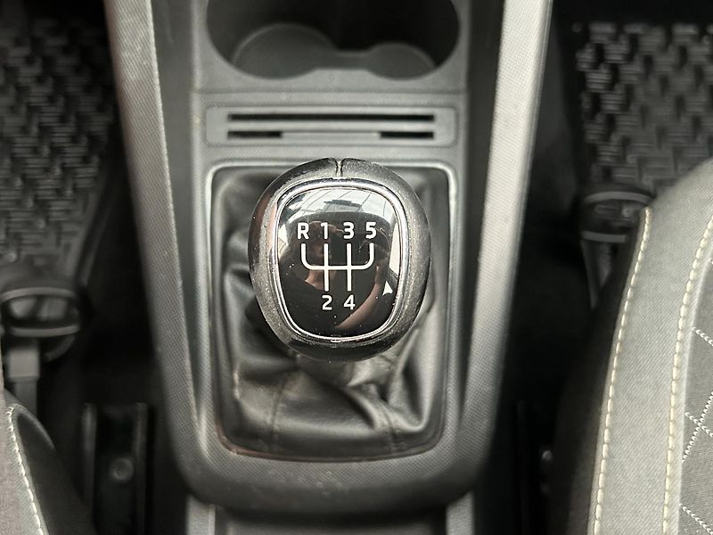 Škoda Fabia 1.0 TSI Ambition - fotka 17 z 27