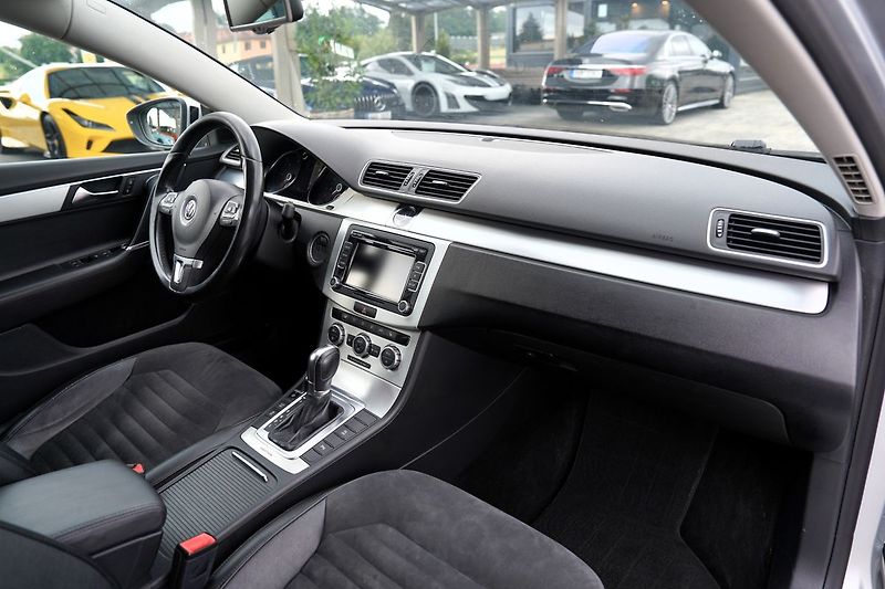 Volkswagen Passat 2.0 TDI 4Motion DSG/16Al./170P - fotka 24 z 38