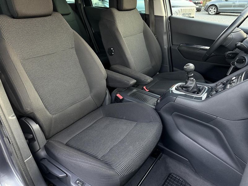 Peugeot 5008 2.0HDi 110kW Navi Panorama - fotka 18 z 20