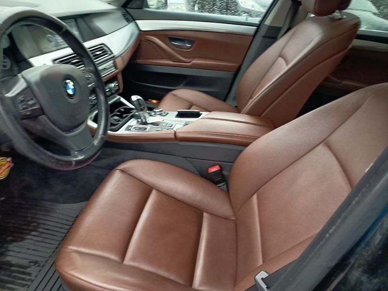 BMW Řada 5 (2011) 535i xDrive - fotka 35 z 50