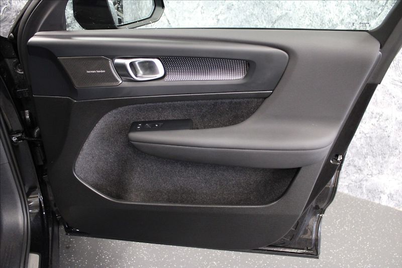 Volvo XC40 2,0 B4 Black e. ultra AT 2025 - fotka 7 z 24