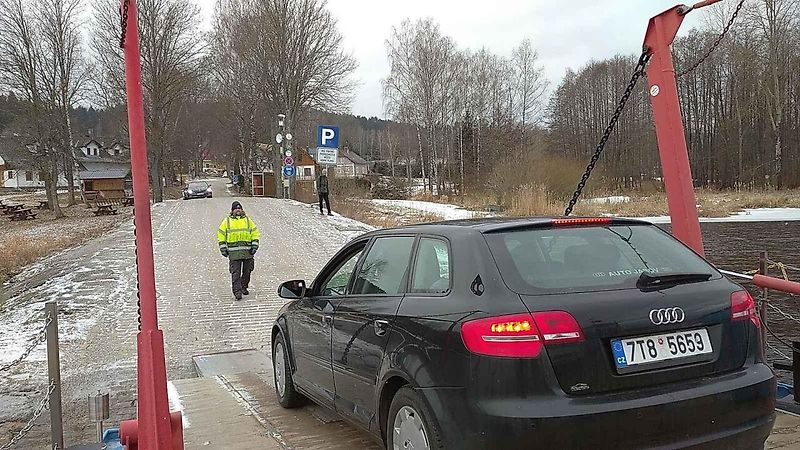 U Horní Plané se na zamrzlém Lipně vesele bruslí. Sem tam tudy ale na druhý břeh přejede i auto. Jen o pár set metrů dál přitom stále jezdí přívoz.