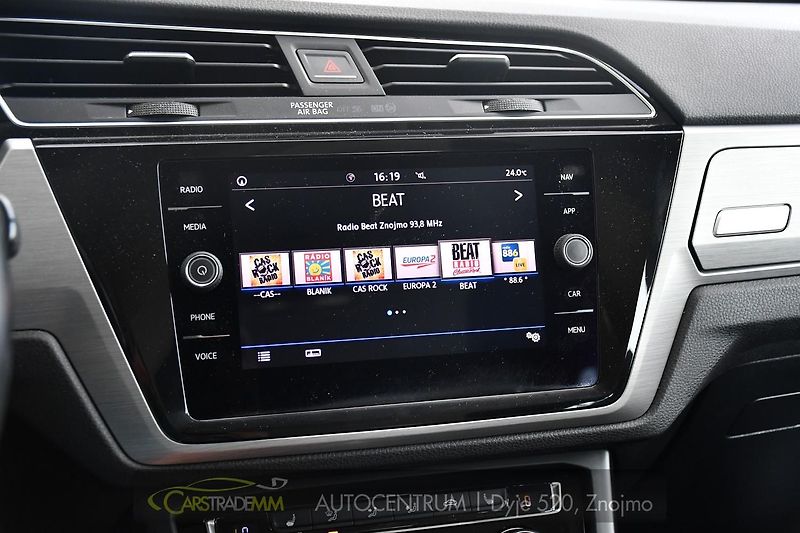 Volkswagen Touran 2.0TDi DSG TAŽNÉ 2xKOLA  - fotka 33 z 52